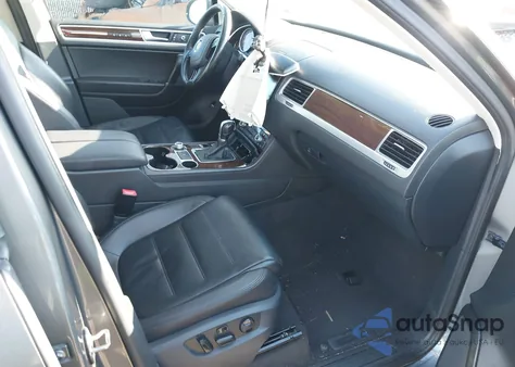 2016 Volkswagen Touareg Vr6 Lux z USA, uszkodzony, nr VIN WVGEF9BP1GD008867